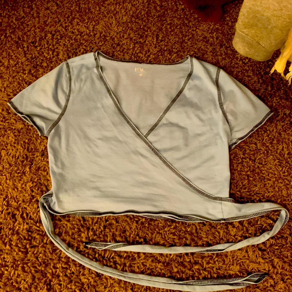 Short sleeve T-shirt with V neck and tie around waist